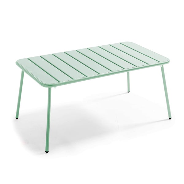Rechteckiger, mintgrüner Garten-Couchtisch aus Metall mit Lattenoberfläche und abgerundeten Ecken.