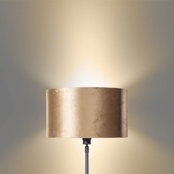 Zylindrischer Lampenschirm aus goldfarbenem Samt, beleuchtet, mit Lichtauslass nach oben und unten.