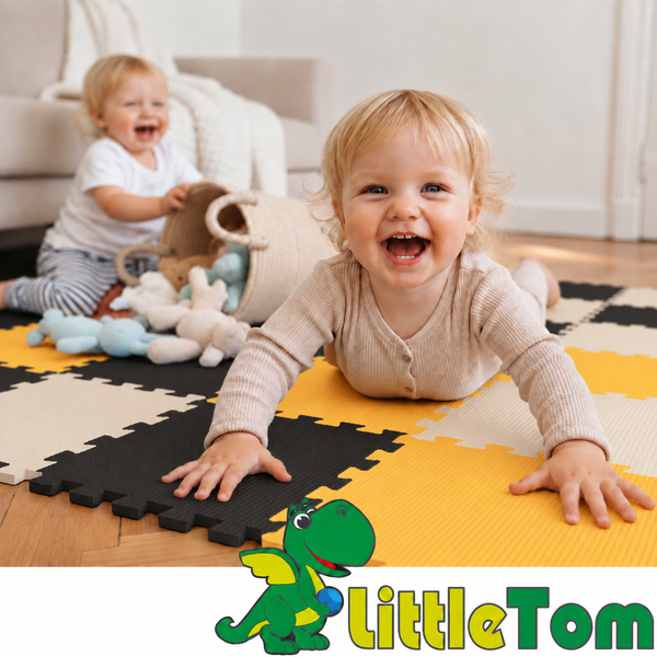 Kleinkinder spielen auf einer Puzzlematte aus Schaumstoff mit Little Tom Logo in einem Wohnzimmer.