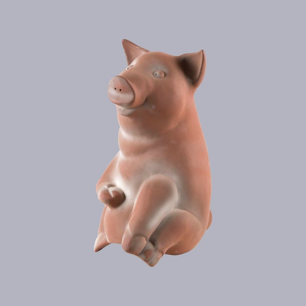 Sitzende Gartenfigur Schwein aus Terrakotta.