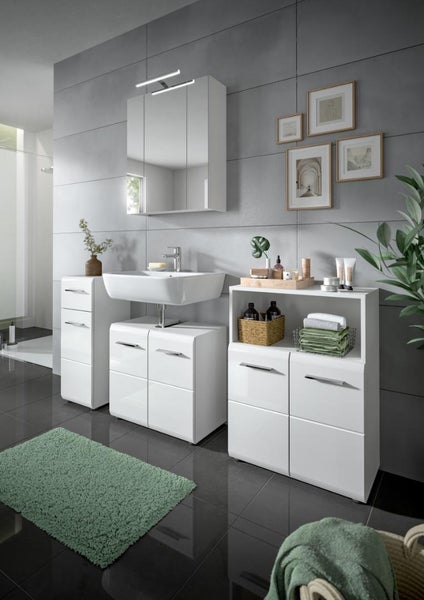 Modernes Badezimmer mit weißen Hochglanz Badmöbeln, Waschbecken, Spiegelschrank, Unterschrank und Beistellschränken vor grauen Fliesen.
