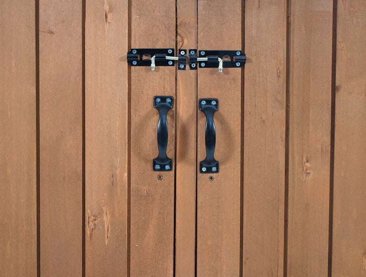 Nahaufnahme einer Holztür mit Griffen und Riegel