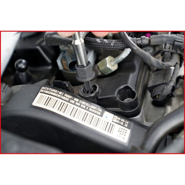 Ein Schraubendreher wird für Reparaturarbeiten an einem Automotor verwendet.