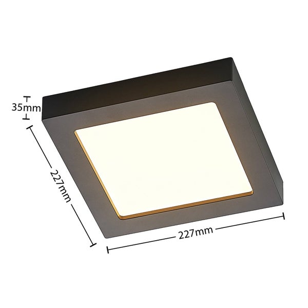 Schwarze quadratische LED-Deckenleuchte mit Maßen von 227 Millimeter mal 227 Millimeter und einer Höhe von 35 Millimeter.
