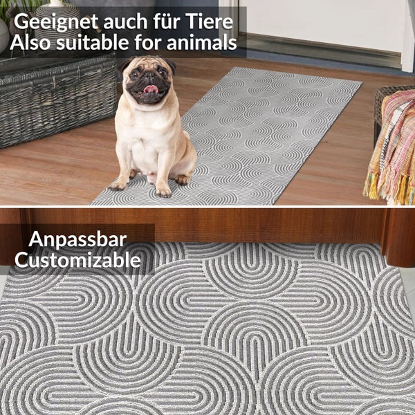 Läufer mit grauem geometrischem Muster, ein Hund sitzt auf der Matte, Detailansicht der anpassbaren Oberfläche.