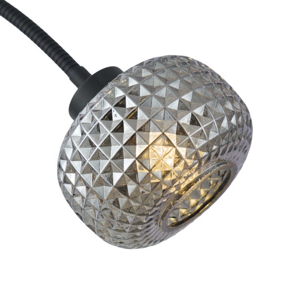 Lampenschirm aus Glas mit geometrischer Struktur an einem flexiblen schwarzen Arm.
