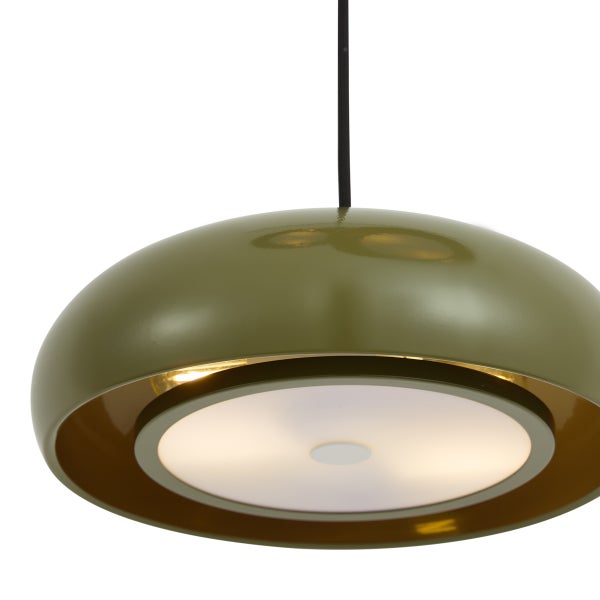 Moderne, kuppelförmige Pendelleuchte mit einem runden Metallschirm, weißem Diffusor und schwarzem Kabel.