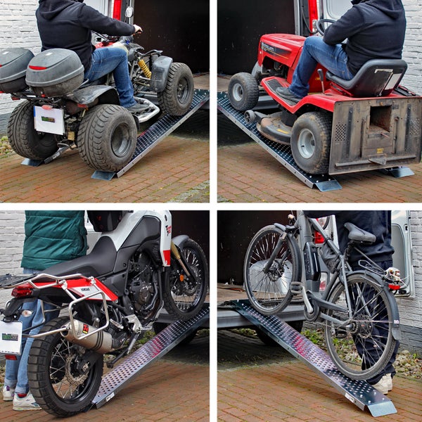 Mehrere Fahrzeuge werden mit einer Laderampe verladen: Quad, Rasentraktor, Motorrad und Fahrrad.