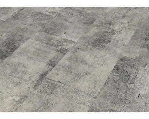 Wohnzimmer mit Designboden in Steinoptik, Sofa, Regal und Lampe