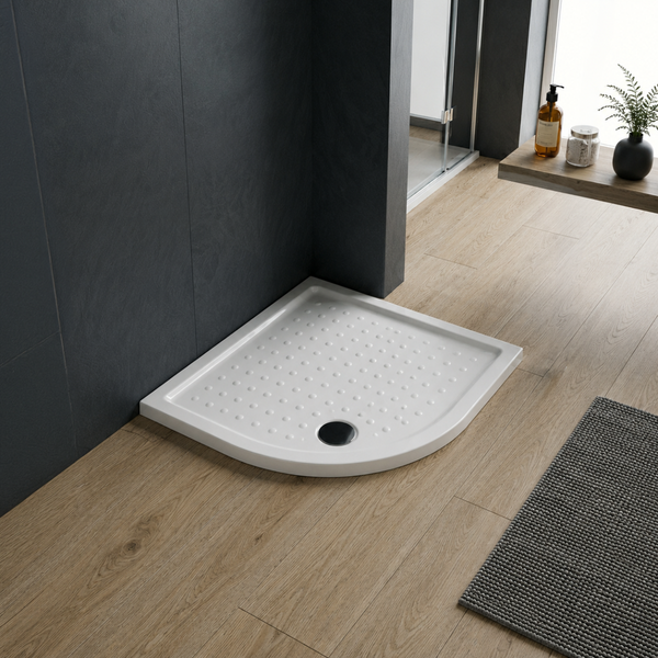 Viertelkreis-Duschwanne mit Antirutsch-Struktur in einem Badezimmer mit dunklen Wandpaneelen und Boden in Holzoptik.