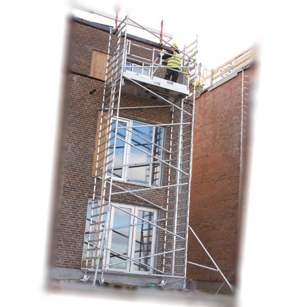 Aluminium Rollgerüst mit Arbeiter an einer Hausfassade