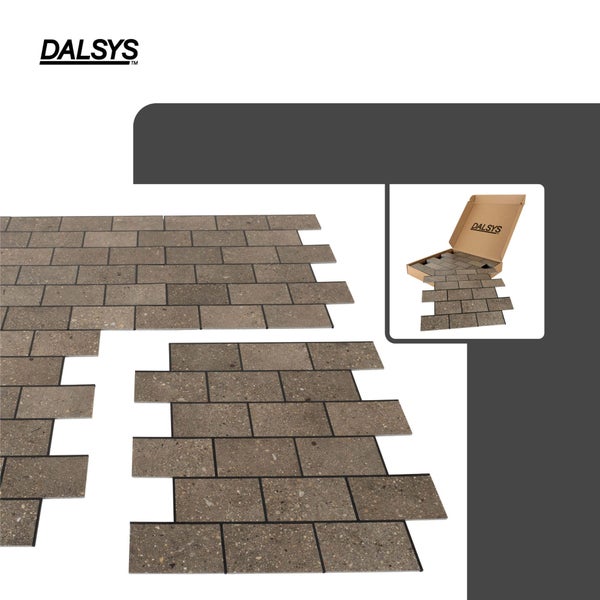 Dalsys Logo. Selbstklebende Wandpaneele in Steinoptik im Mauerverband sowie geöffnete Produktverpackung.