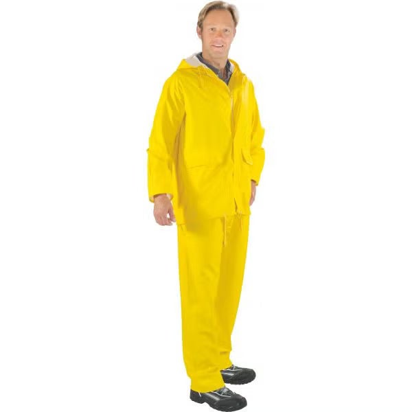 Gelber zweiteiliger Regenanzug bestehend aus Regenjacke mit Kapuze und Regenhose.