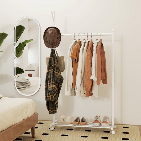Kleiderständer aus Metall mit Kleiderstange, Haken für Accessoires und unterer Ablagefläche für Schuhe in einem modern eingerichteten Schlafzimmer.