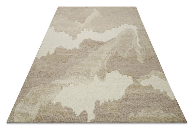 Rechteckiger Teppich in Beige und Creme mit abstraktem, organischem Muster und strukturierter Oberfläche.