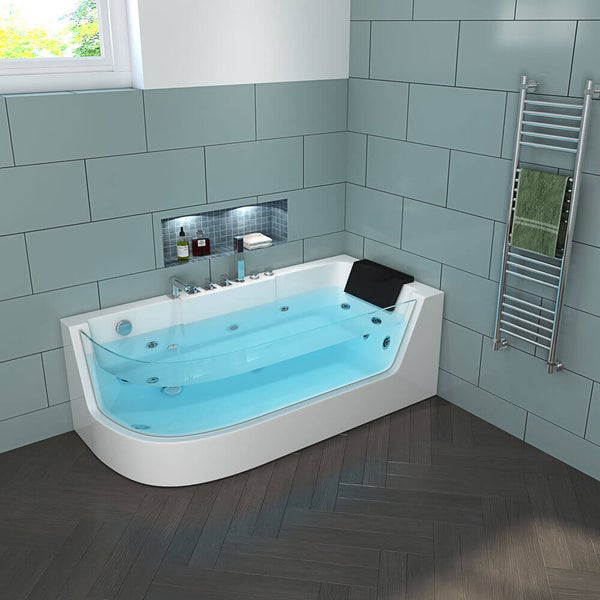 Moderne Whirlpool Badewanne mit Glasfront und schwarzer Kopfstütze in einem gefliesten Badezimmer mit Handtuchheizkörper.