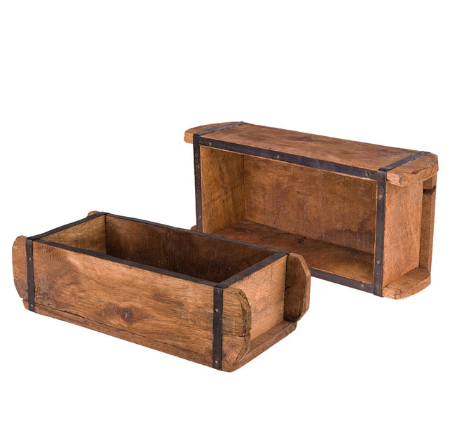 Zwei hölzerne Pflanzkästen mit Metallband