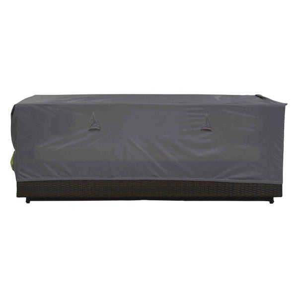 Graue Schutzhülle für Gartensofas aus strapazierfähigem Gewebe mit Belüftungsschlitzen auf einem dunklen Lounge-Sofa.