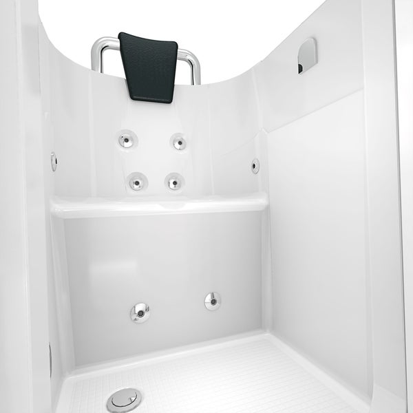 Innenansicht einer weißen Whirlpool-Duschkabine mit Sitzgelegenheit