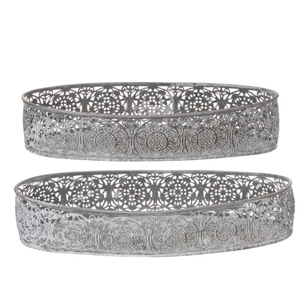 Set aus zwei ovalen Dekotabletts aus Metall mit filigranen Ornamentmustern.