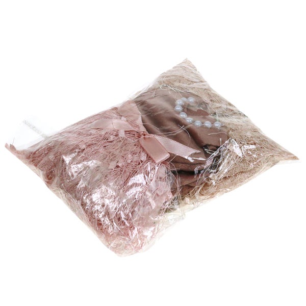 Dekorative Schleife und Perlenkette in einer transparenten Verpackung