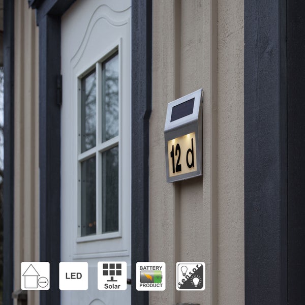 Solar Hausnummerleuchte mit LED-Beleuchtung an einer Hauswand neben einer Tür.