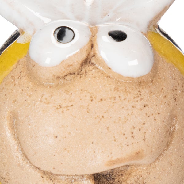 Nahaufnahme einer Keramik-Eule mit großen Augen