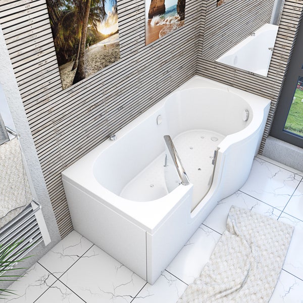 Begehbare Badewanne mit Edelstahldetails in modernem Badezimmer