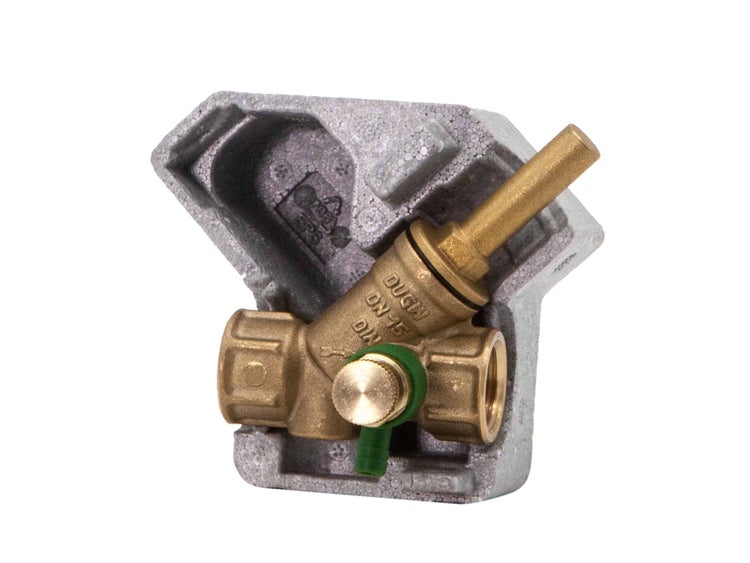 Schrägsitzventil aus Messing Nennweite 15 in einer Wärmedämmschale aus expandiertem Polystyrol.