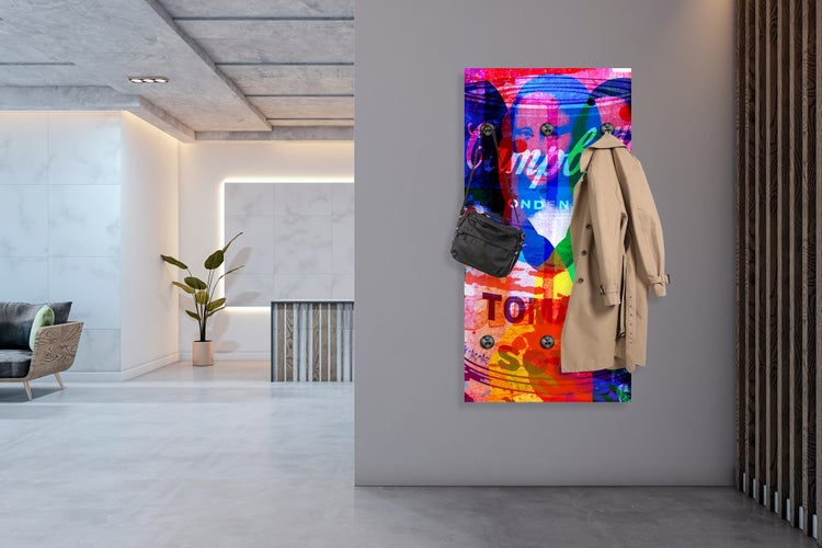 Moderne Garderobe mit Hakenleiste, Tasche und Mantel in einem hellen Raum