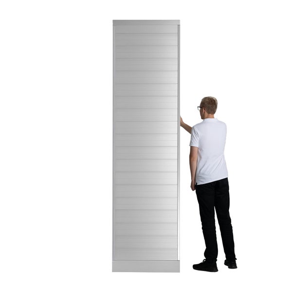 Rollladenschrank mit Mann