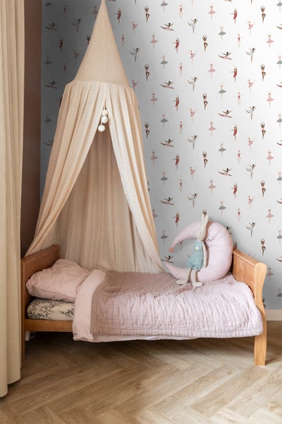 Kinderzimmer mit Himmelbett, Bett und Ballerina Tapete