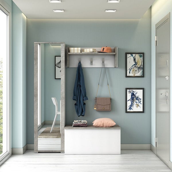 Heller Eingangsbereich mit Spiegel, Garderobe, Bank und Dekoration