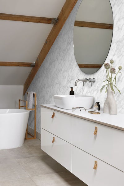 Badezimmer mit Waschbecken, Spiegel, weißem Waschtisch mit Schubladen und Holzbalken