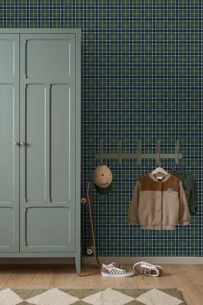 Kinderzimmer mit karierter Tapete, Kleiderschrank, Holzboden und einer Wandgarderobe mit Jacke und Mütze.