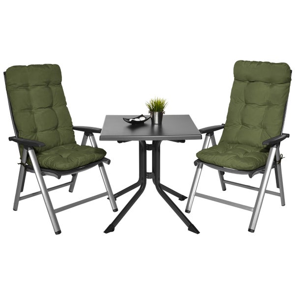 Gartenmöbel-Set bestehend aus zwei Klappstühlen mit grünen Polsterauflagen und einem quadratischen Tisch.