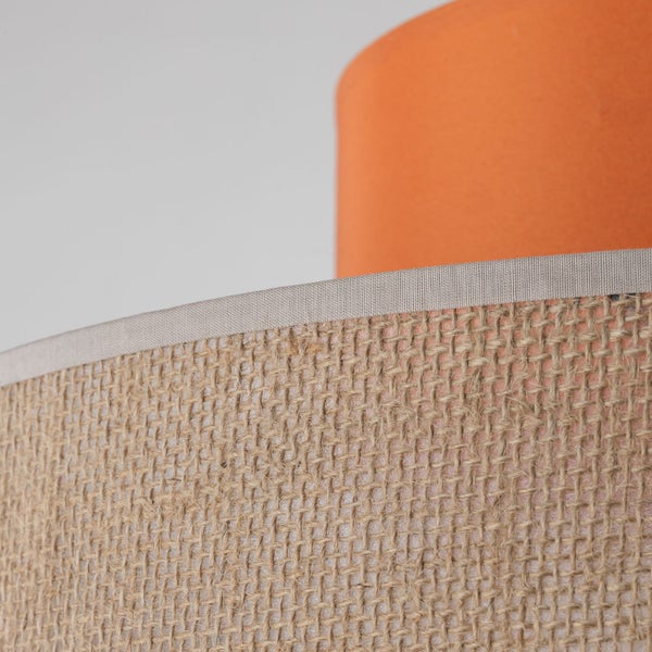 Detailansicht eines Lampenschirms mit Textilstruktur und eines Stoffelements