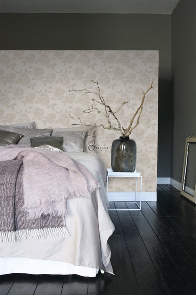 Schlafzimmer mit Bett, gemusterter Tapete und dekorativer Blumenvase