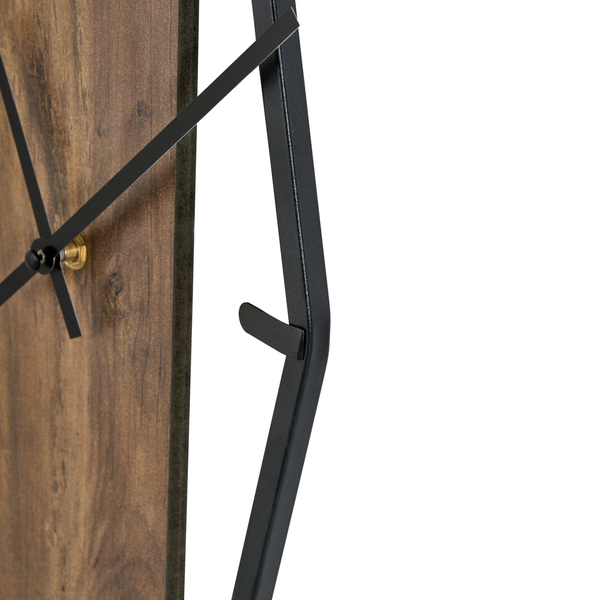 Detailansicht einer Wanduhr mit Holzoptik-Zifferblatt und Metallrahmen.