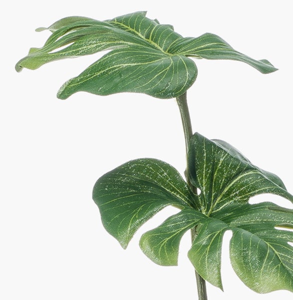 Künstliche Rose in Pfirsichfarben mit grünem Stiel und Blättern.