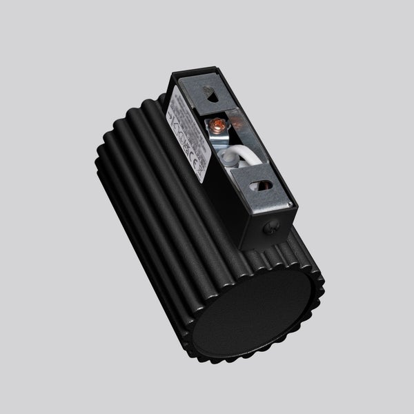 Schwarze Wandleuchte mit gerippter Oberfläche.