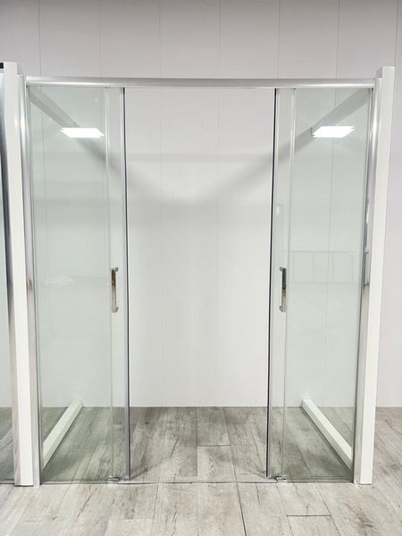 Duschkabine mit Schiebetüren und transparentem Glas