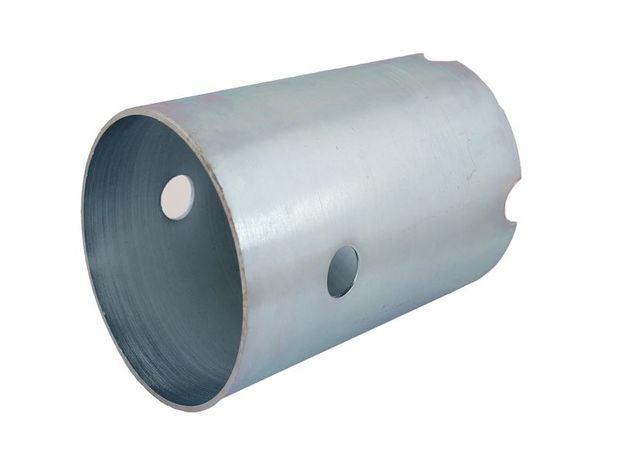 Zylindrische Metallhülse mit Bohrungen zur Befestigung, aus Stahl.