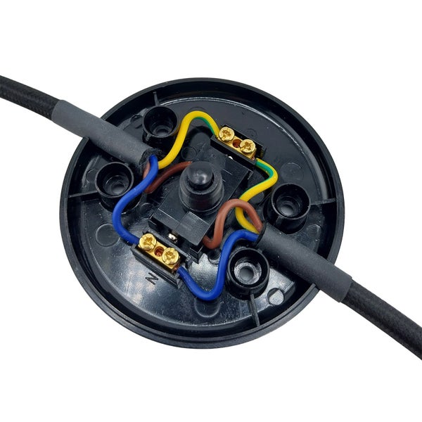 Innenansicht eines schwarzen Schnurschalters mit elektrischen Kabeln