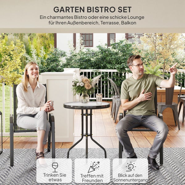 Garten-Bistro-Set mit rundem Glastisch und zwei Metallstühlen in einer hellen Terrassenszene mit Holzfußboden und Pflanzen.