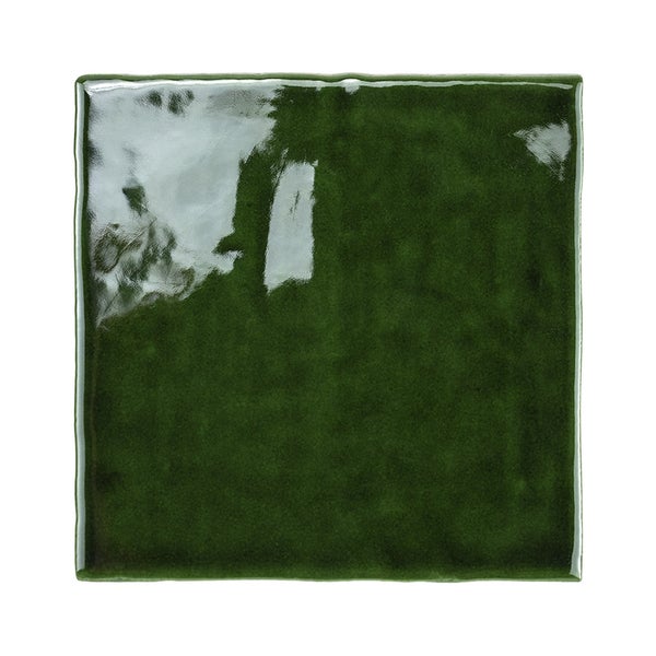 Quadratische Wandfliese mit glänzender Glasur in dunkler Optik.