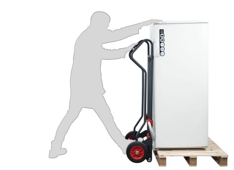 Person transportiert einen Kühlschrank mit einer Sackkarre auf einer Palette.