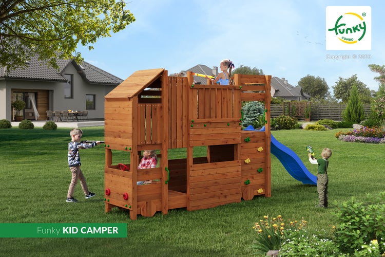 Kinderspielhaus aus Holz in Form eines Campers mit Rutsche und Kletterwand in einem hellen, weitläufigen Garten. Funky Combo Logo.