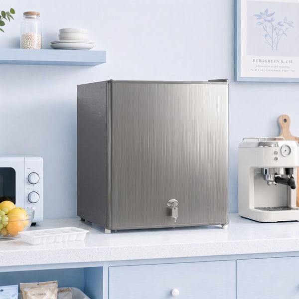 Kompakter Minikühlschrank mit abschließbarer Metalltür, ideal für die Kühlung von Getränken und Lebensmitteln in modernen Küchen oder Büros.