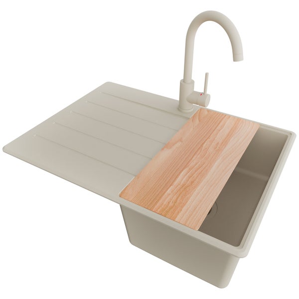 Spüle mit Abtropffläche, Wasserhahn und Schneidebrett